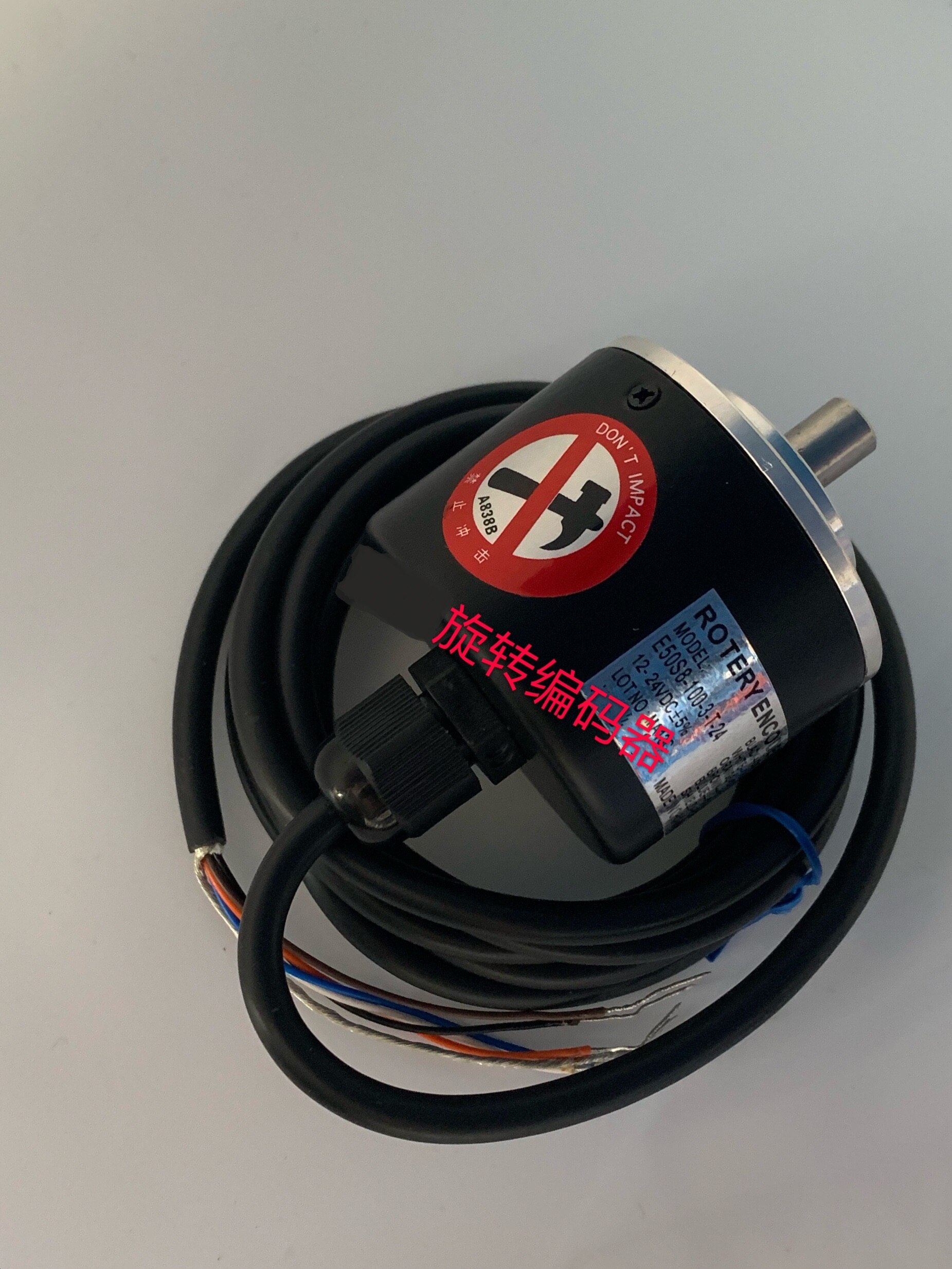 Incremental rotary encoder E50S8-500-3-T-24 with mounting bracket