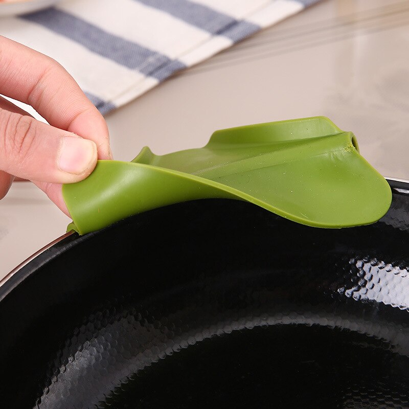 Anti-spill Silicone Slip Pour Soup Spout Kitchen Gadget Tool Water Deflector Cooking Tool Soup Funnel Deflector Kitchen Gadget