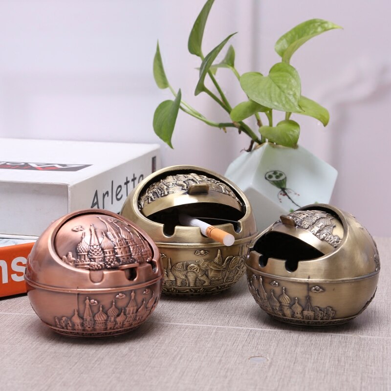 Creatieve Draagbare Legering Ronde Bal Asbak Auto Asbak Mini Asbak Relief Stamped Patroon Cadeau voor Outdoor Indoor