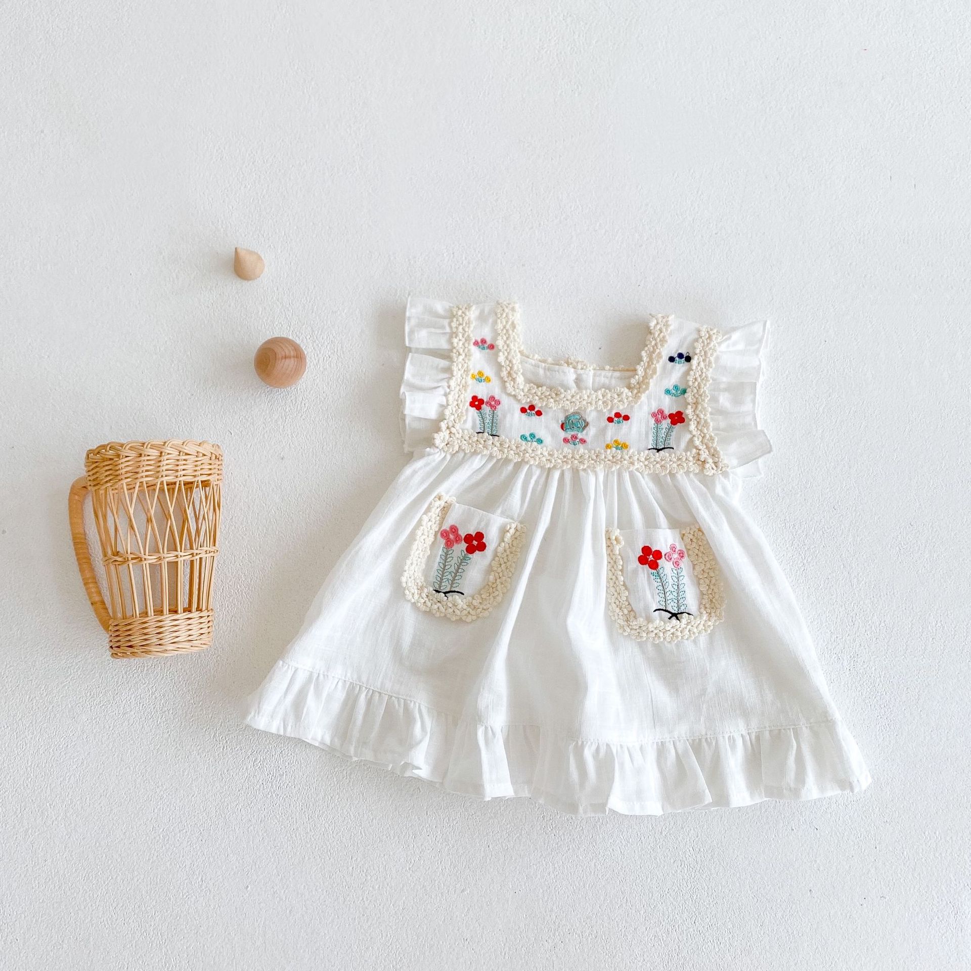 Vestito estivo senza maniche ricamato a fiori in cotone per bambina