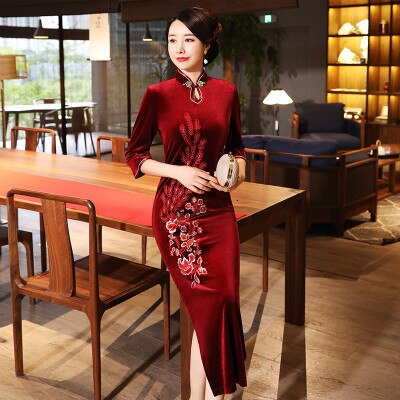 Sheng coco velour lilla cheongsam kjole påfugl blomster broderede høje arkiver lang qipao kinesisk kjole kvinder tøj: Vinrød lang qipao / Xxxl