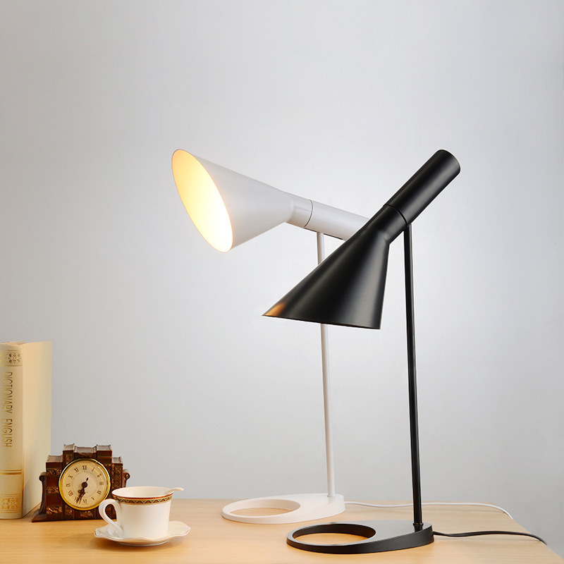 Lampadaire d'angle LED moderne noir blanc lampadaires Arne Jacobsen pour salon décoration nordique lampe sur pied à la maison