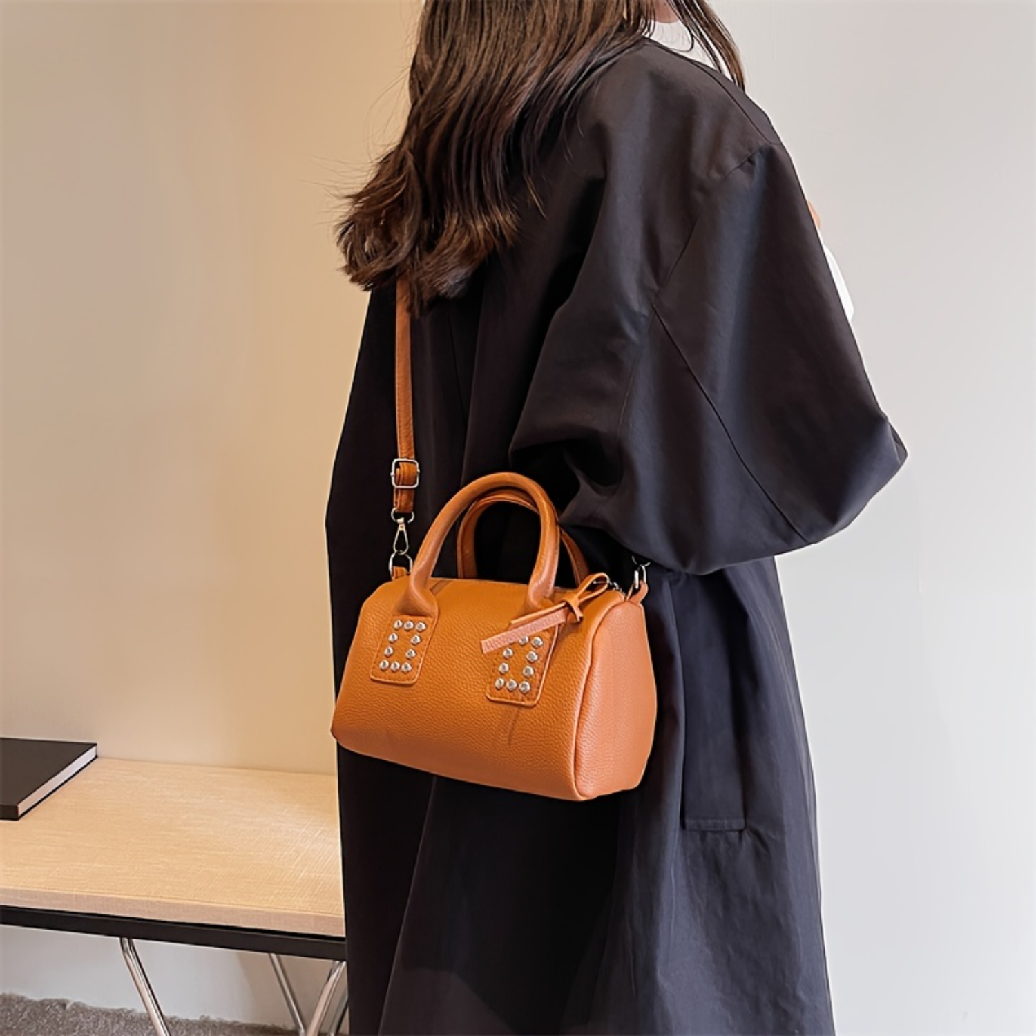 Mini-Quadrat-Zylindertasche mit Nieten-Dekor, Damen-Umhängetasche mit Griff oben: Braun