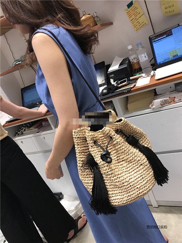 Neue Vielzahl Quaste Eine Schulter Stroh Tasche Einfache Freizeit Eimer Gewebt Strand Tasche Geldbörsen und Handtaschen Modische Geldbörsen