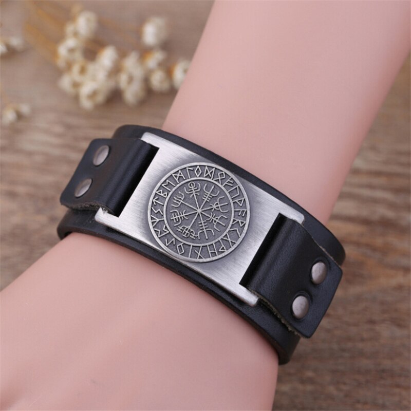 1Pc Viking Vegvisir Kompas Hangers Bangle Nordic Runen Mannen Sieraden Odin Symbool Imitatie Lederen Armbanden