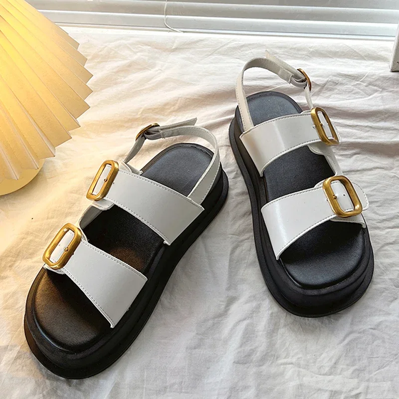 Gladiator platformsandaler til kvinder sommer flade sandaler til kvinder afslappet metalspænde med blød bund damesandaler: Hvid / 39