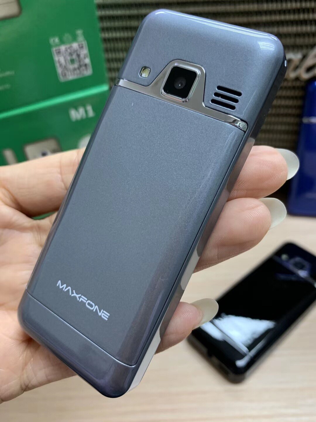 Mini-mobiel met m1 drukknoppen, 1.4 inch dual-sim, basistoetsenbord, zaklamp,  mp3 camera's, fm-radio, kleine goedkope mobiele telefoon: Maxfone  m1 met 16gb / Grijs