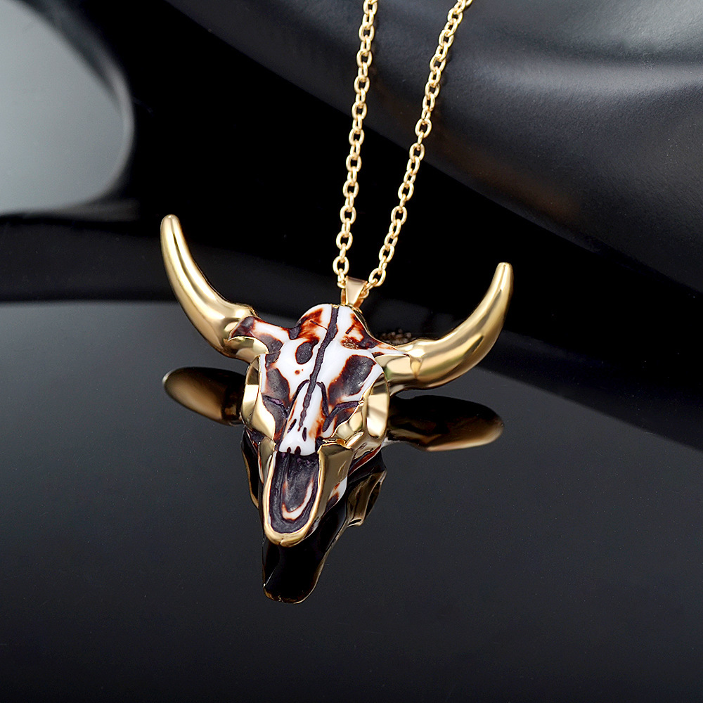 Collar con colgante de cabeza de ganado para hombre, cadena de cuello de suéter, amuleto de cuerno de toro, figura de calavera bovino envuelta de Metal bohemio, joyería