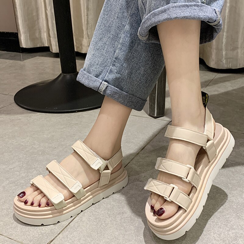 Sommar dam sandaler enfärgad enkel utskärning tjock botten bekväm kardborre street style fritid kvinnor sandaler