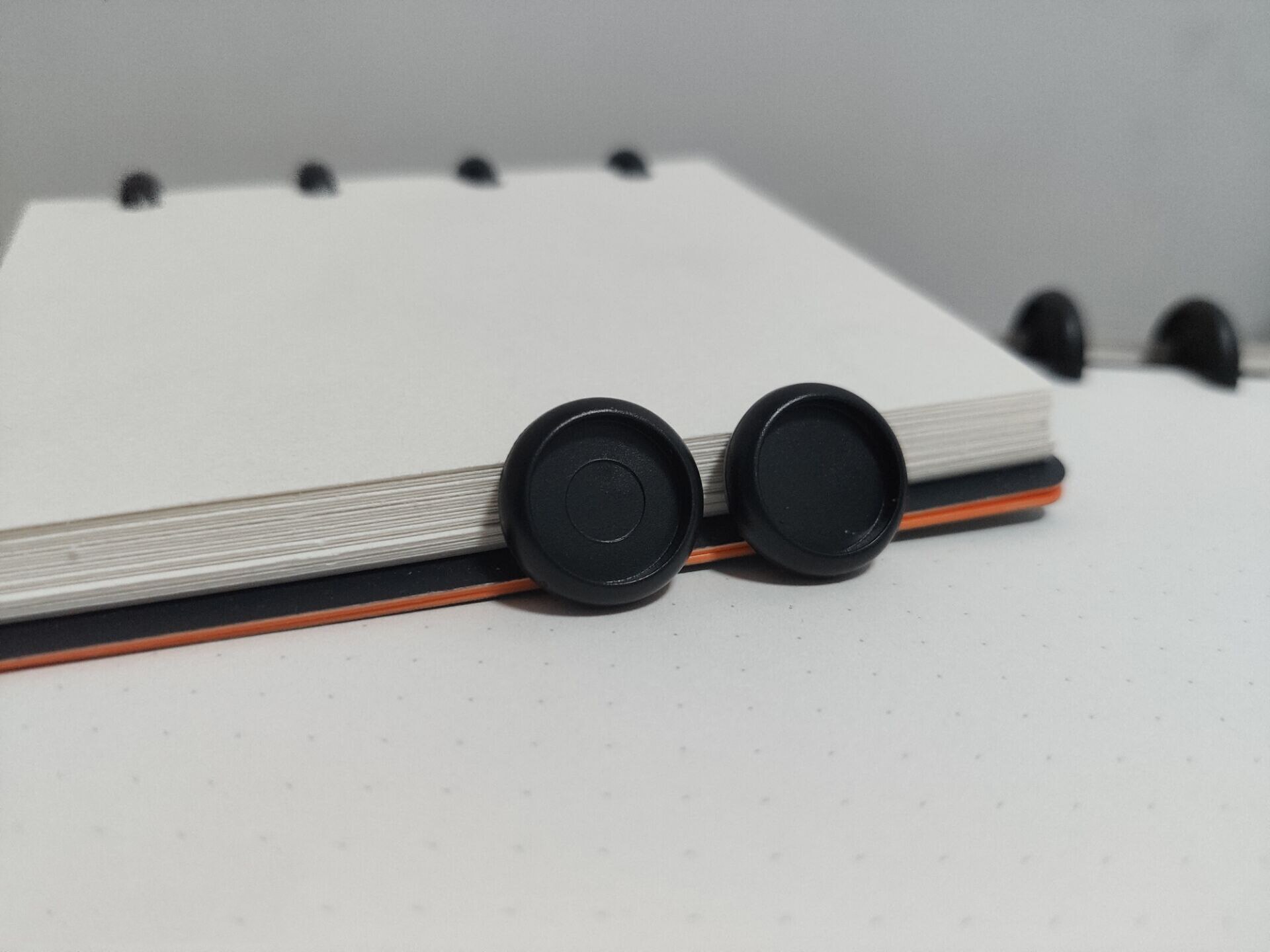 12Pcs Black Binding Discs Plastic Round Buttons Loose-leaf Coil Notebook Disc Arc T Mushroom Hole Binder Buckle Office Supplies: Black 18mm