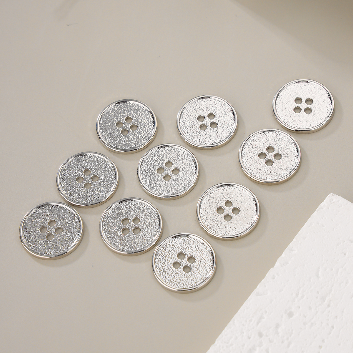 10 unids/set clásico redondo botones planos joyería DIY costura a mano 4 agujeros botones de Metal accesorios de ropa todo fósforo: 6 # / Plata antigua