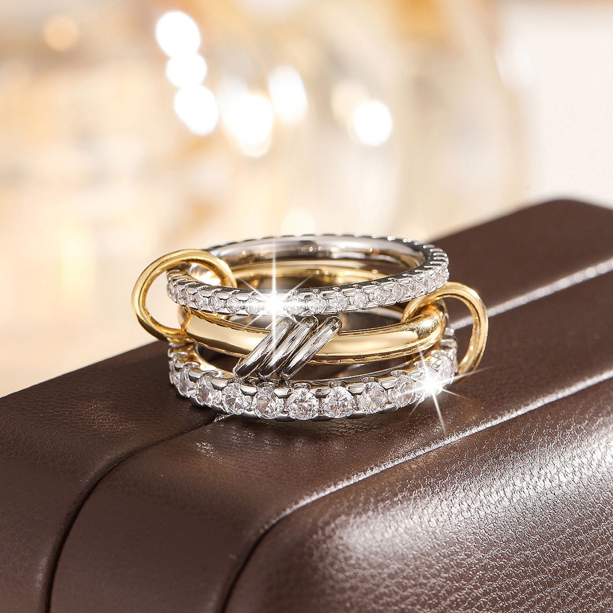 Un nicho de anillo de joyería de cobre de cuatro anillos de dos colores, hipoalergénico, estilo Ins, artefacto de apilamiento, adecuado para mujeres jóvenes