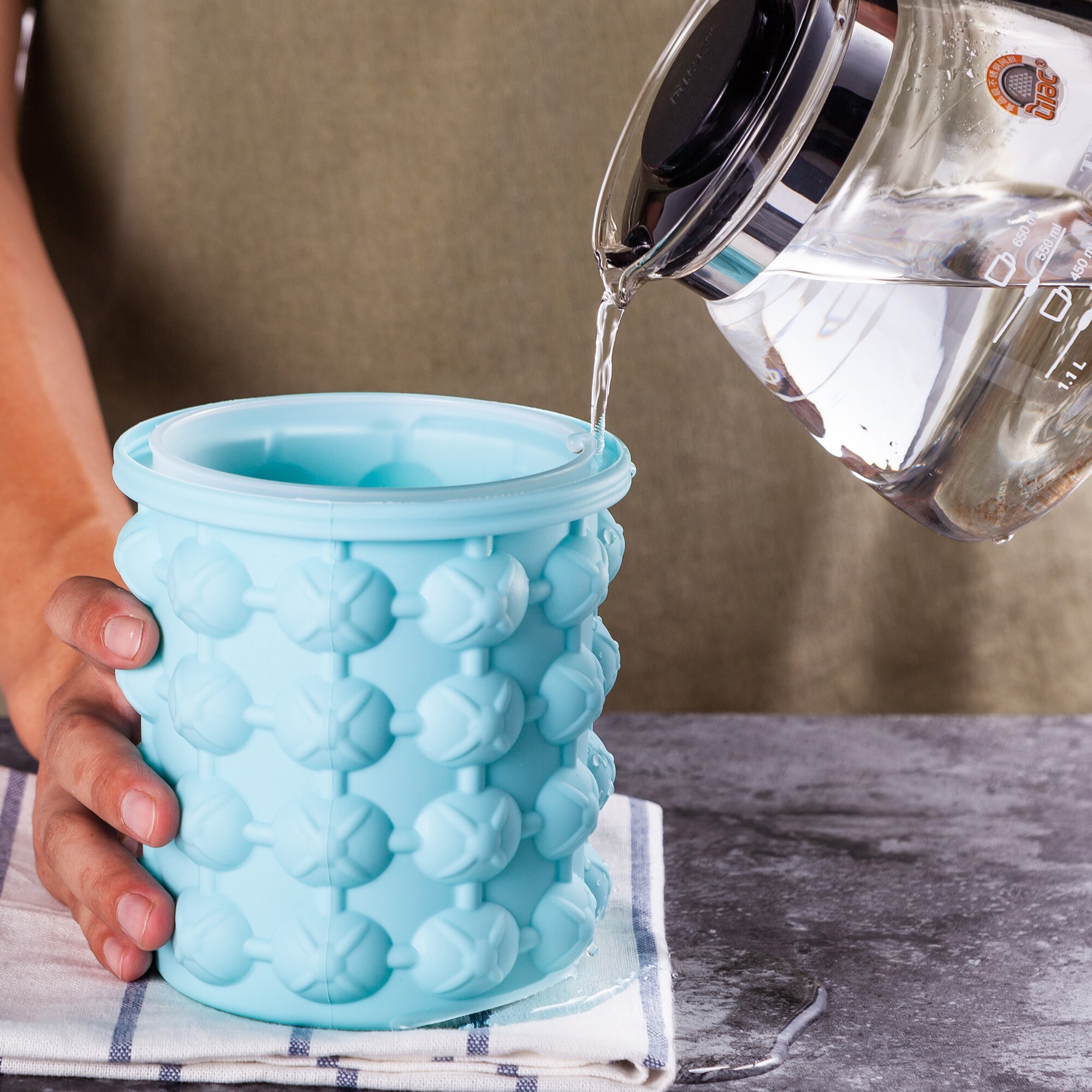 Ice Cube Mold Ice Trays Large Silicone Ice Bucket (2 in 1) Ice Cube Maker Round Portable For Whiskey，Cocktail, Beverages