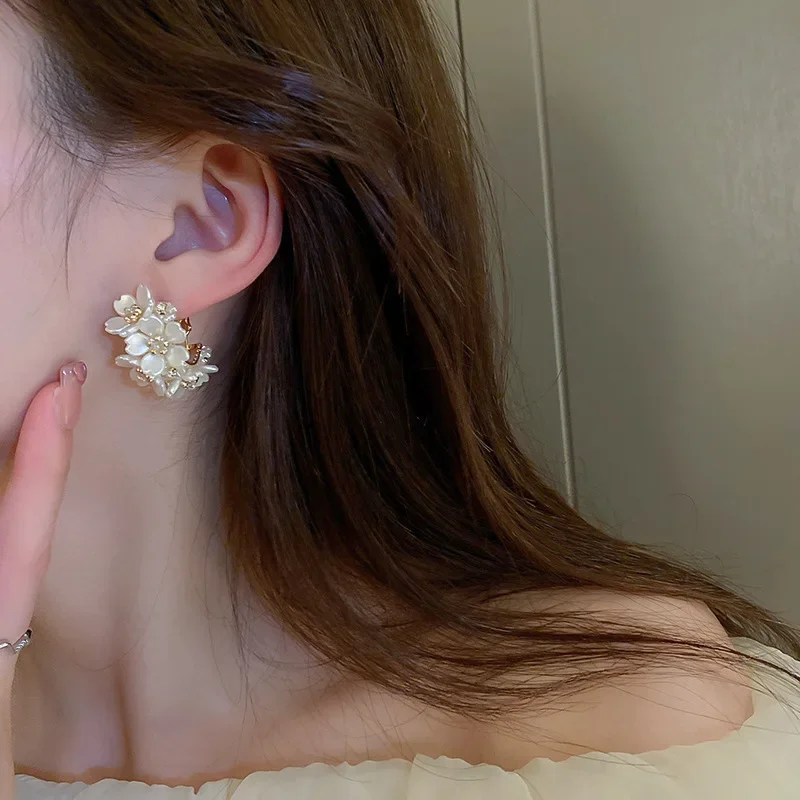 LATS Exquisite White Flower Splicing Hoop Earrings for Women Versatile C Earings Korean Trend Jewelry