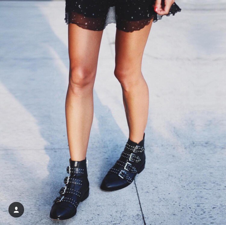 Bottines en Faux cuir à Rivets, sangles à boucle, talon épais, bottines noires pour femmes, bottes de moto décorées de clous