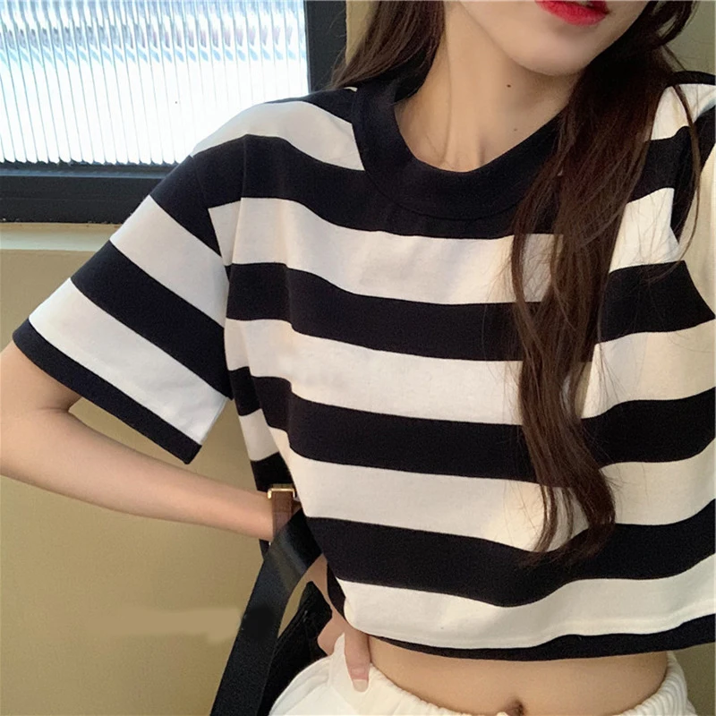 Frauen Schwarz Weiß Gestreiften abgeschnitten oben Koreanische Zusammenstoß Farbe Kurzarm T-Shirt Neue lässig verlieren Alle-Spiel Übergröße Abschläge