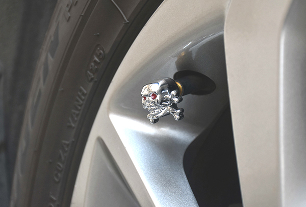4 stk kraniet hoved dæk ventilkapper crossbones dæk ventil stilk støvdæksler w o-ring til os ventiler bil-styling dele bil tilbehør