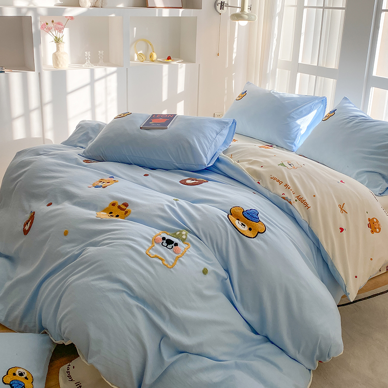 Pussilakanasetti, jossa sininen ja pinkki kirjonta, sekoitus pestyä puuvillaa, minimalistinen, neliosainen setti, jossa on aluslakanoita, pussilakana.