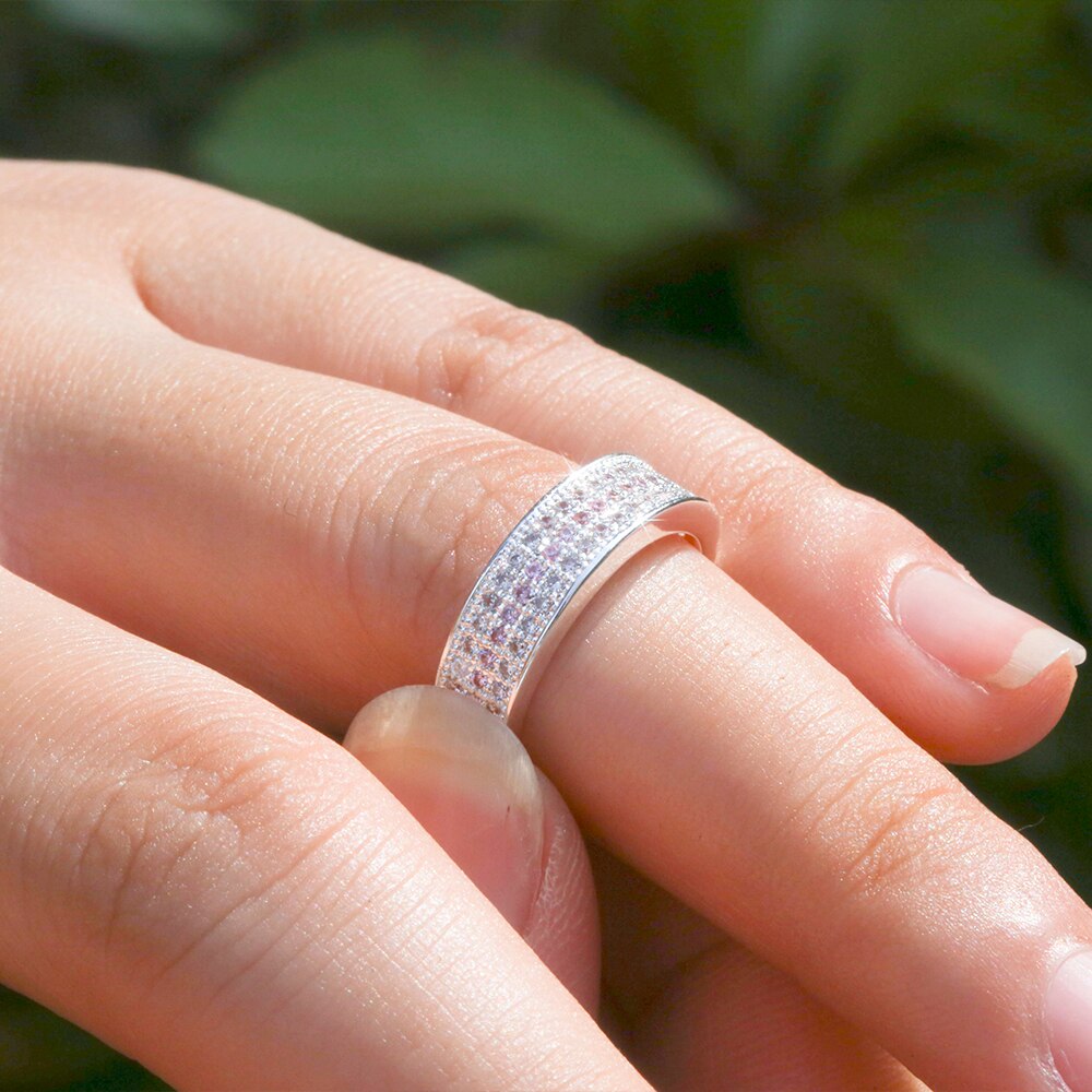 Huitan trendy kvinder engagement simpel ring bånd med blå pink lille cubic zirkon sten indstilling skinnende kvinder tilbehør smykker