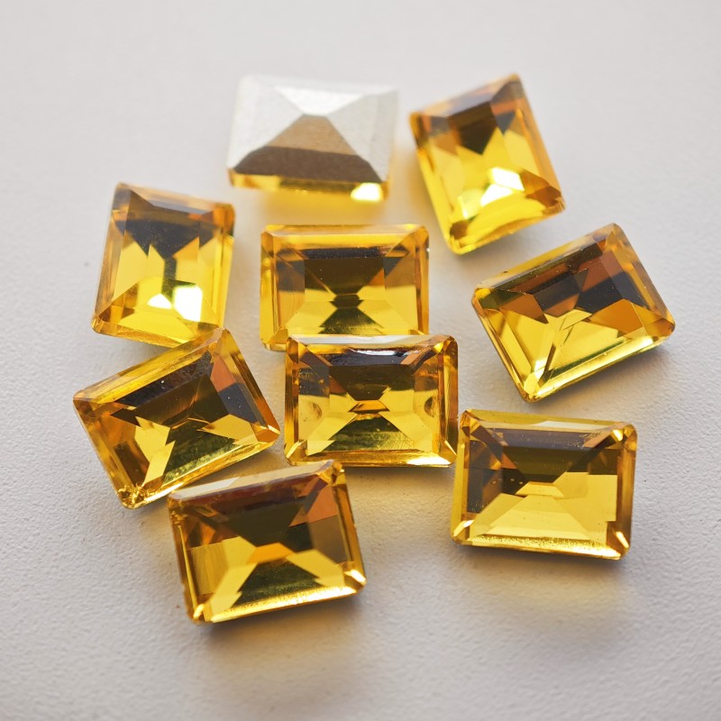 50 stuks 6x8mm rechthoekige haakse nagelaccessoires kleurrijke super glanzende K9 diamant puntige bodem onregelmatige nageldecoratie: Licht Geel