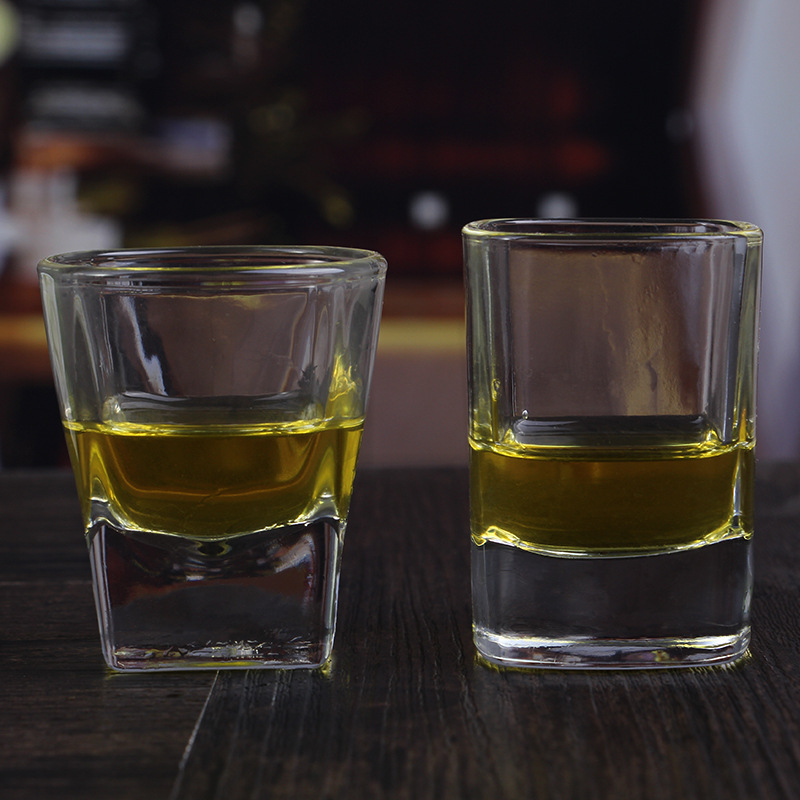 Hoog glas, kogelbeker, klein sterk glas, witte wijn, glazen beker met dikke bodem, bierglas, whiskyglas, wijnglazen