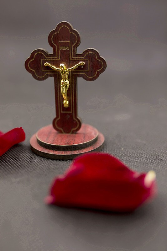 Katholieke houten kruis ornamenten rood meubilair voor display katholicisme kruisbeeld jezus christus religieus heilig latijns kruis: Scherpe hoekstijl