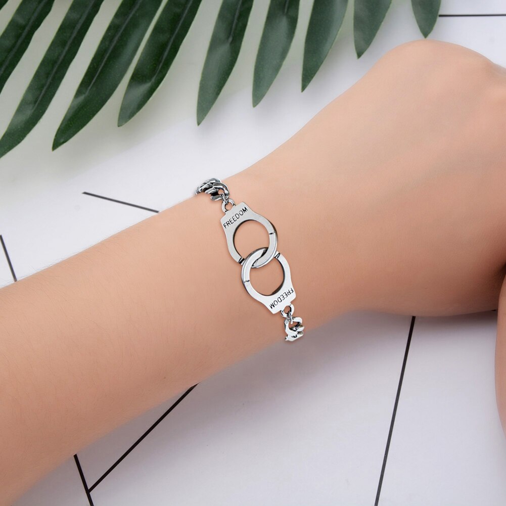 Bracelet ajustable en acier inoxydable pour femmes, bijou de poignet, menottes, lettrage, liberté, couple,