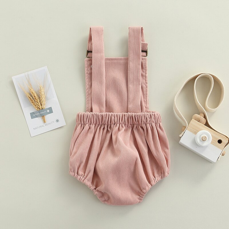 Sommerlicher, lässiger strampler für babys und kleinkinder, einfarbig, eckiger ausschnitt, ärmellos, mit hosenträgern und offenem rücken.