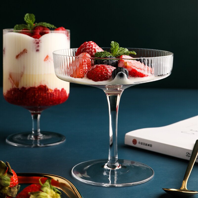 restaurant striper cocktail vin glass kopp beger iskrem yoghurt beger pudding dessert tallerken høy bolle kake matbit beholder