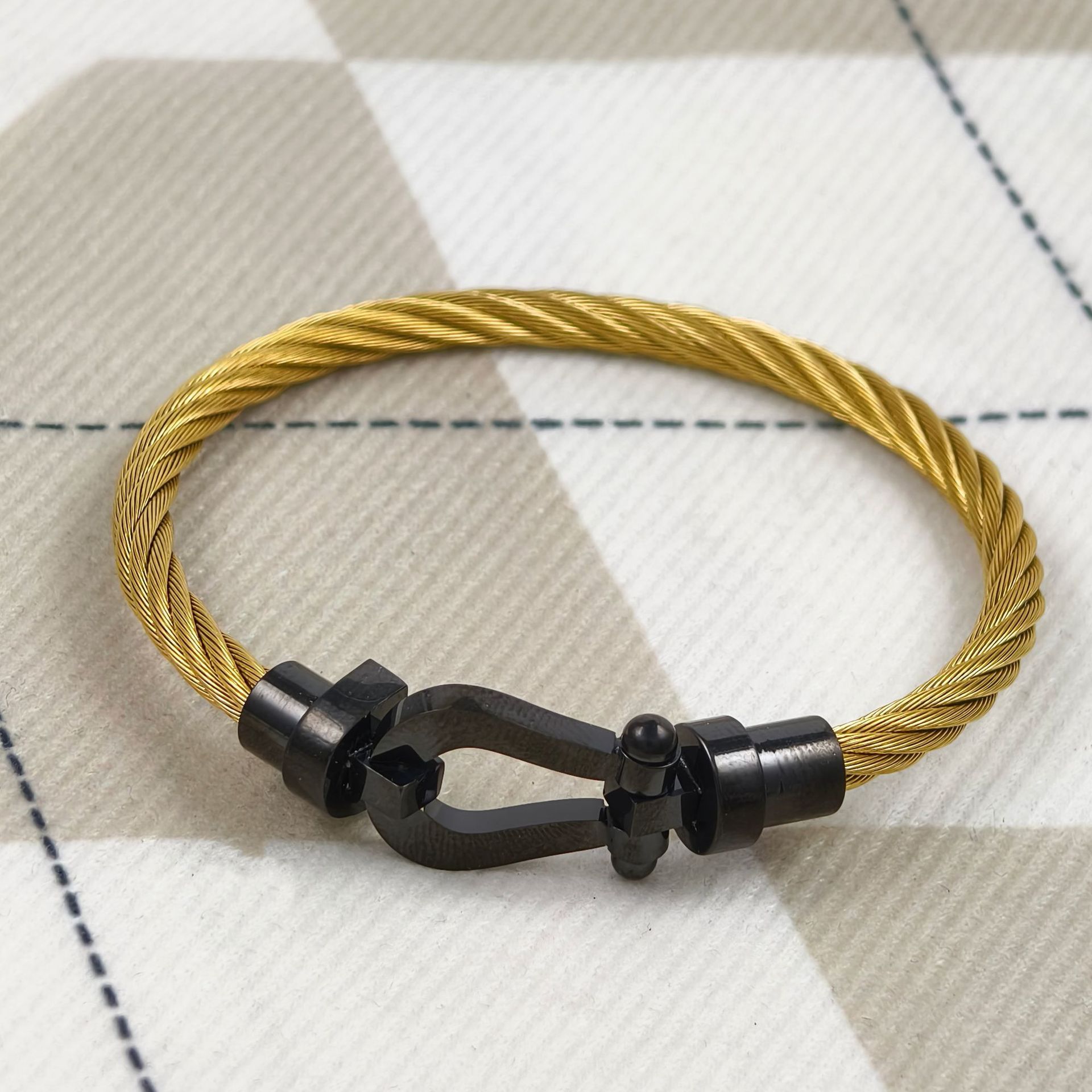 20CM Horse Shoe Bracelet Clasp, Cast and Polished Titanium Steel Gold Plated: Light Yellow Color