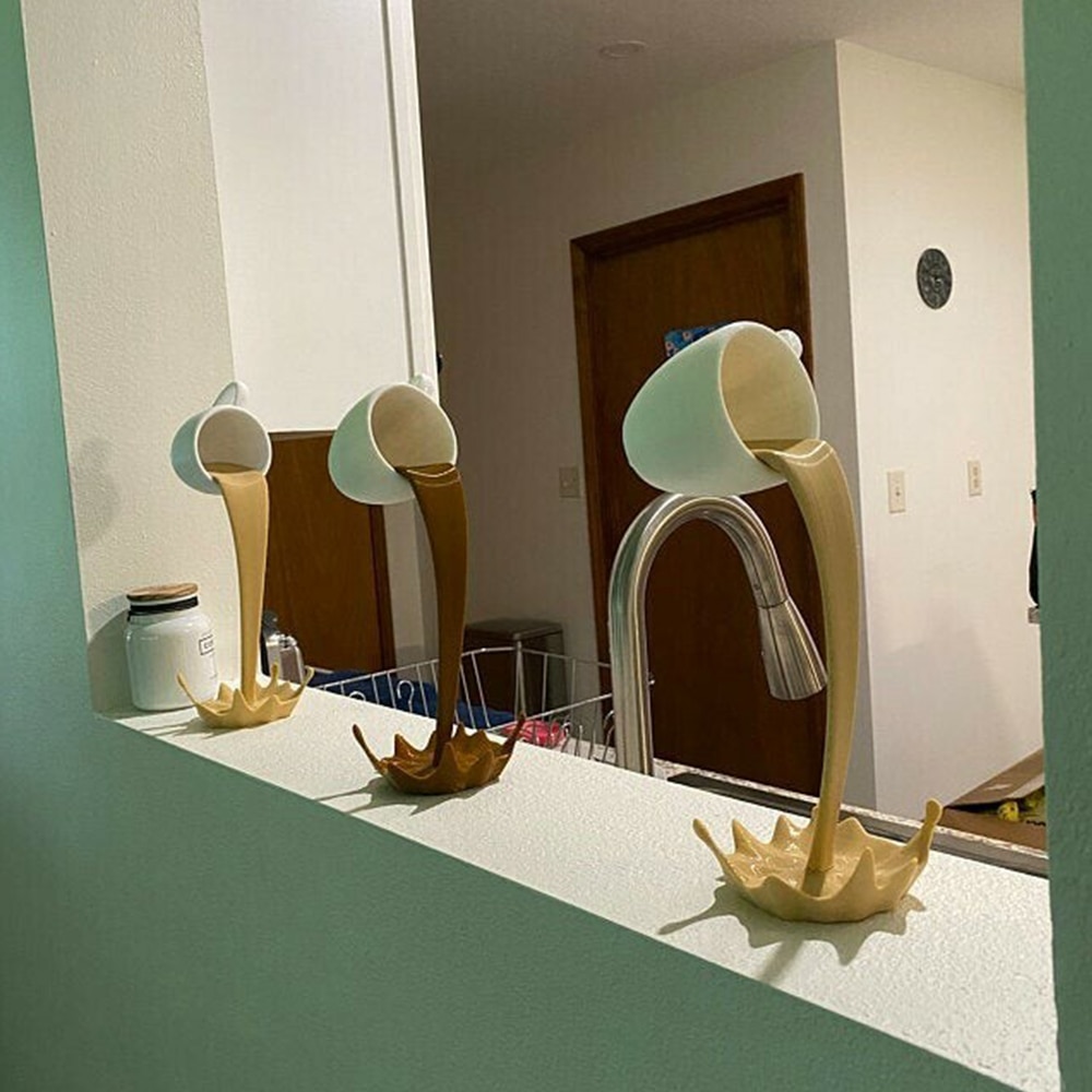 Floating Spilling Coffee Cup Sculpture Spilling Magic Pouring Splash Coffee Mug Home Decoration Kitchen Decoration