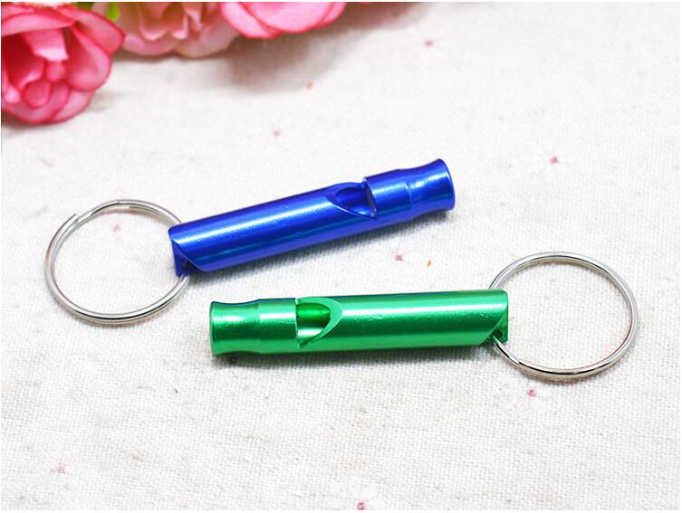 1 pcs Willekeurige Kleuren 4.5 cm Aluminium Papegaai Training Fluitje Fluit Draagbare Sleutelhanger Verstelbare Fluitje Alarm