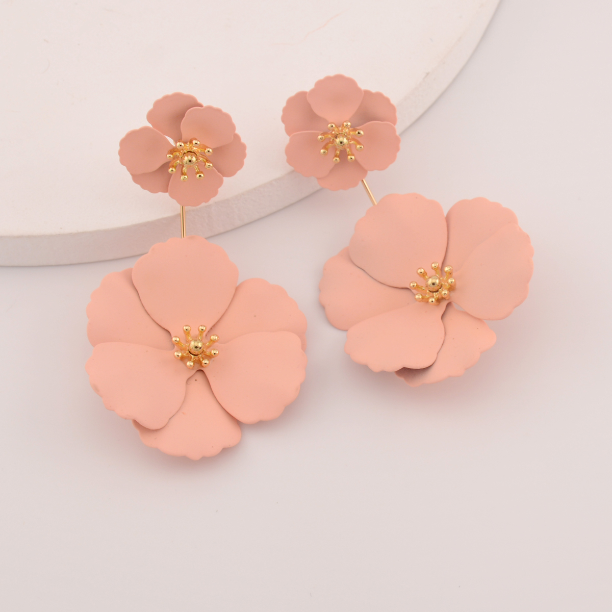 Pendientes de pétalos de flores pintadas populares para mujer, pendientes de gota frontal y trasera, Rosa mate, negro, tendencia: Rodio plateado