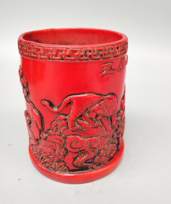 Chinese imitatie red resin Vijf tijgers pen container ambachten statu