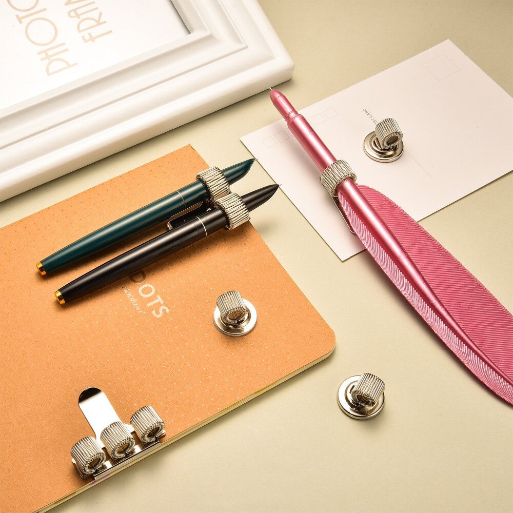 10 Pezzi in Acciaio Inox Supporto Della Penna con Molla Regolabile ciclo continuo Adatto A quasi Tutte Le Penne Dimensioni (forte Adesivo, clip e Magnetico)