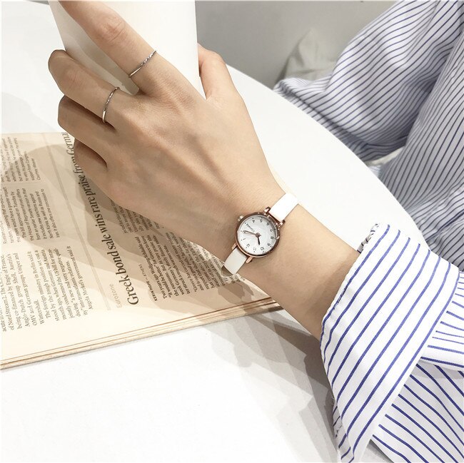 Eenvoudige kleine wijzerplaat vrouwen wit horloge ulzzang luxe quartz vrouwelijke klok retro horloges vintage lederen dames horloges: WHITE