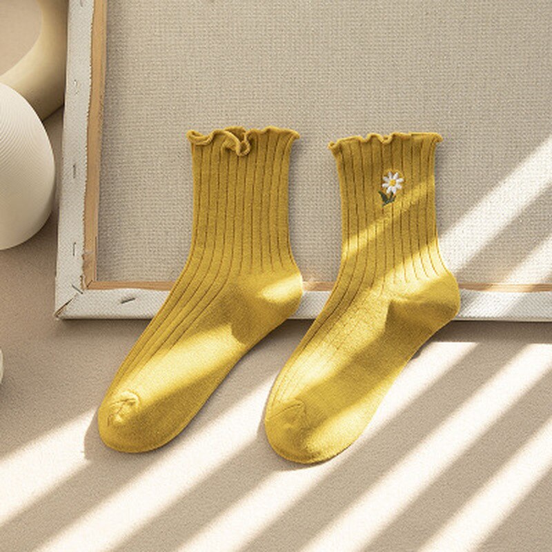 Femmes chaussettes Streetwear petites pâquerettes broder chaussettes mignonnes femmes japonais coréen Harajuku Style Kawaii chaussettes pour dames: Yellow