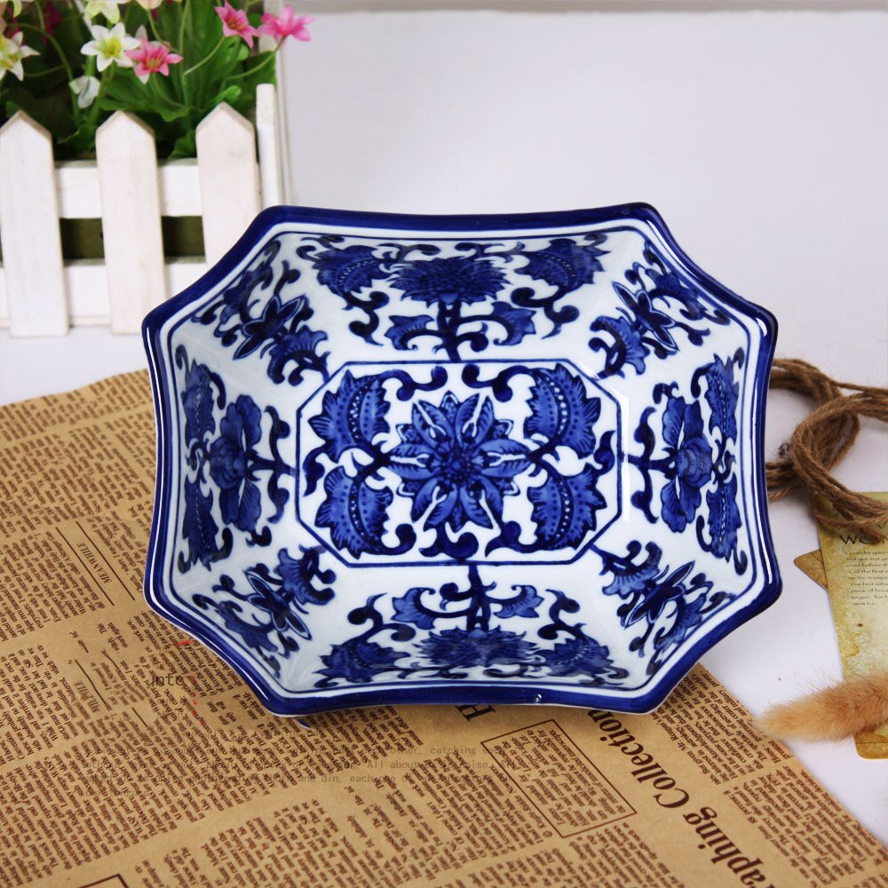 Europæisk tørfrugtbakke blå og hvid glasur og malet uregelmæssig form keramisk fritteplade