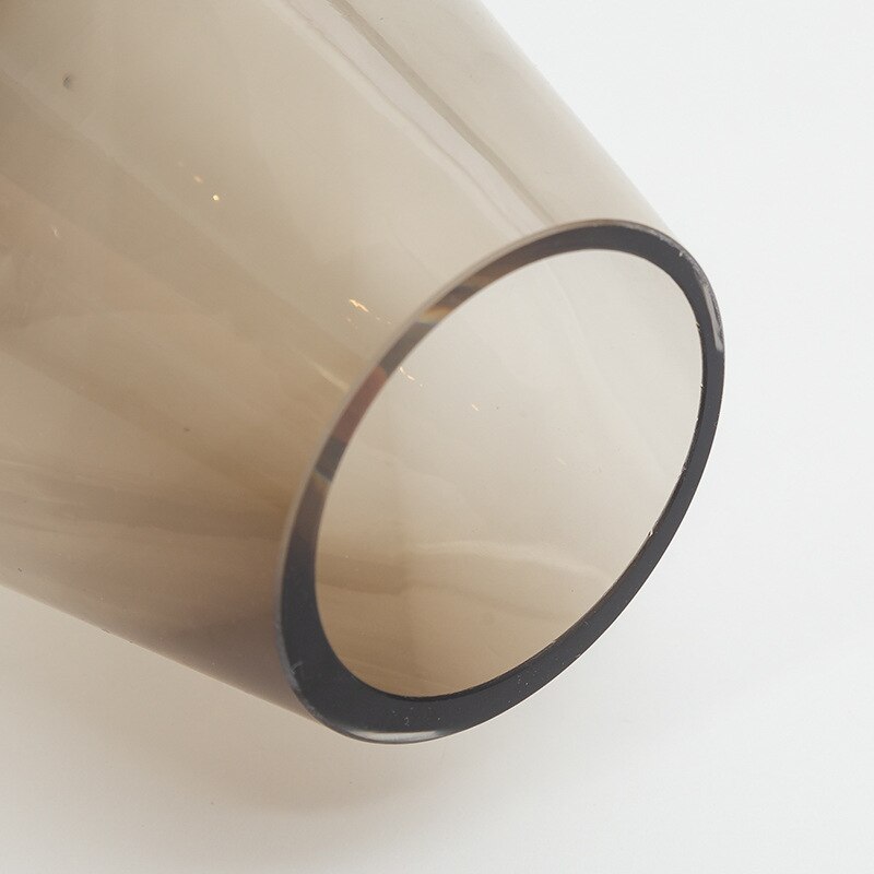 Glazen fles met kleurverloop, kunstmatige geblazen kleur, vaas met watercultuur, simulatie van bloemenknutselwerkjes, bloemenfles