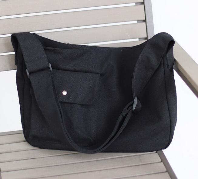 Japan and South Korea simple large-capacity shoulder bag: Black