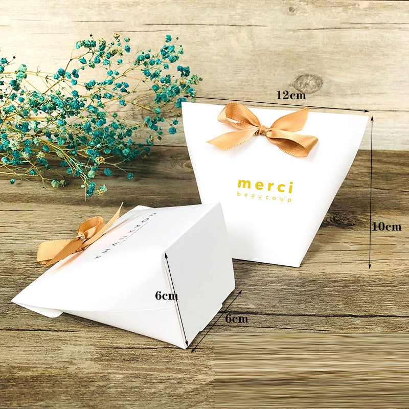 50 Stks/partij Zwart Wit Bronzing Franse "Merci" Papier Candy Bag Dank U Bonbondoos Pakket Bruiloft Verjaardag party Favor Tassen