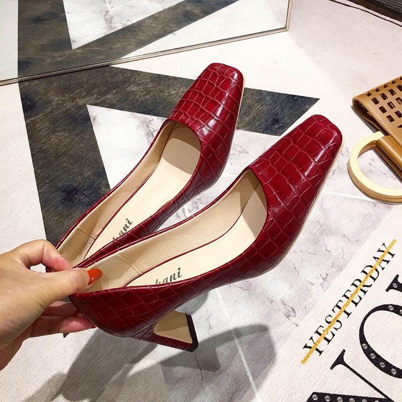 Höst vår kvinnor pumps fyrkantig tå chunky höga klackar pu ormtryckt läder dagliga skor kontorsarbete pumps 4 färger: Vin, röd / 6.5