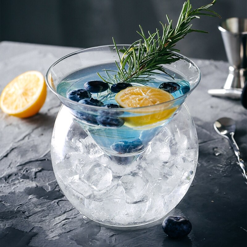 Moleculaire mixologie tussenlaag driehoek cocktail ijs kristal wijnglas kegel martini bolvormige set barman speciale drinkbeker