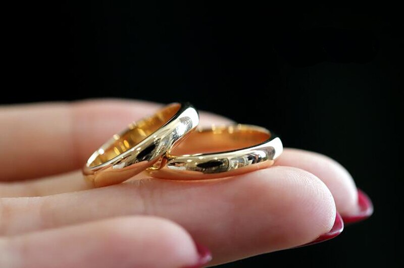4mm enkla ringar 18k #39 för män och kvinnor exklusiva #39 för par (gratis skickat örhänge)