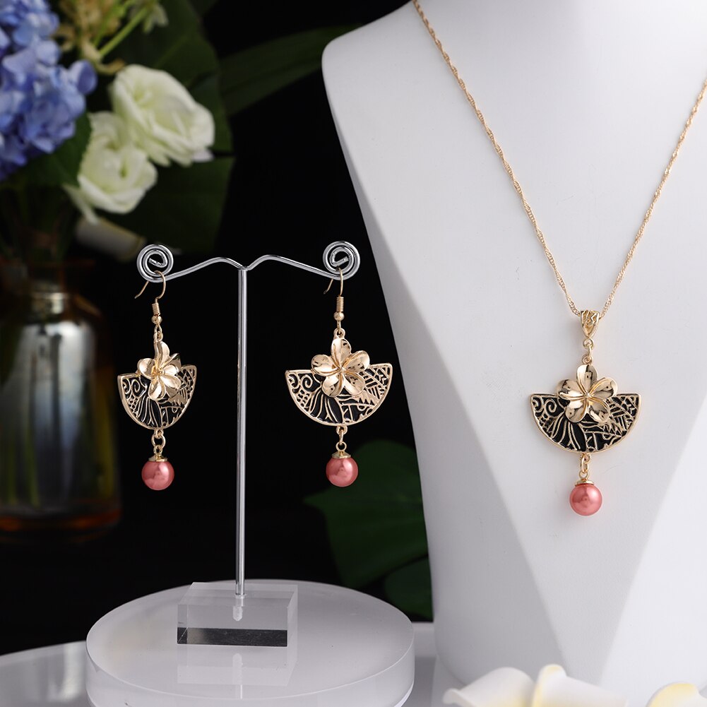Sophiaxuan Hawaiian Polynesische Sieraden Sets Zwart Sector Plumeria Bloemen Parel Hangers Kettingen En Oorbellen Voor Vrouwen: ZH0206GOSPK