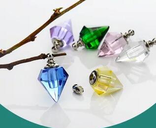 Diamantform kristall flaska parfym olja flaska hänge kristall önskeflaskor parfym namn på ris flaska hänge burkar flaska: 3 st