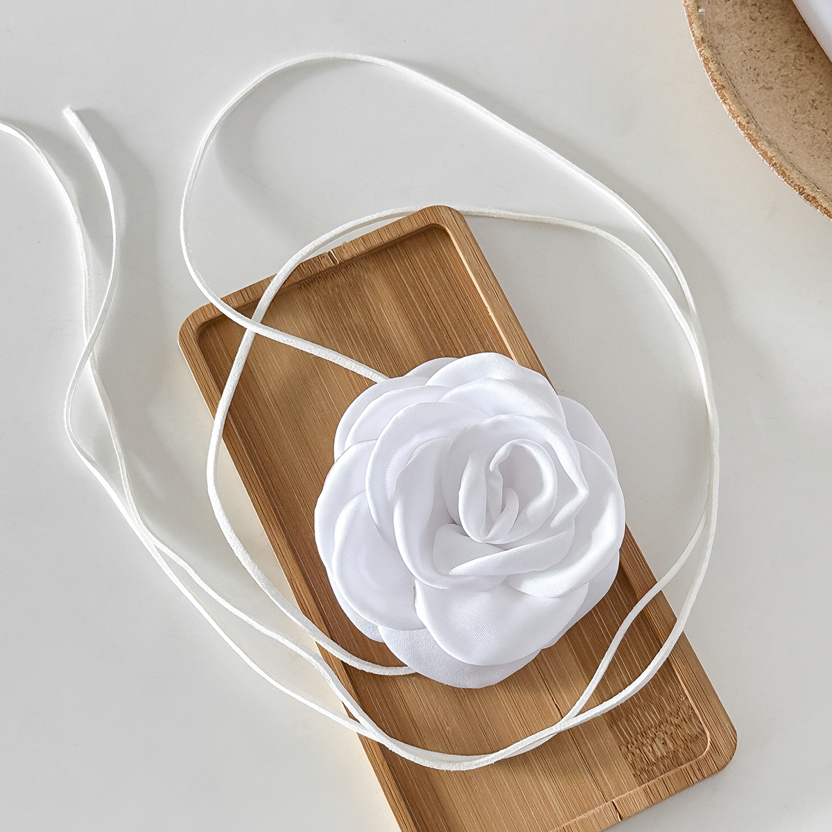 Cadenas de cuerda larga con gargantilla de flores grandes para mujer, Collar de tela romántico blanco y negro, joyería en el cuello, accesorios: Rojo-marrón