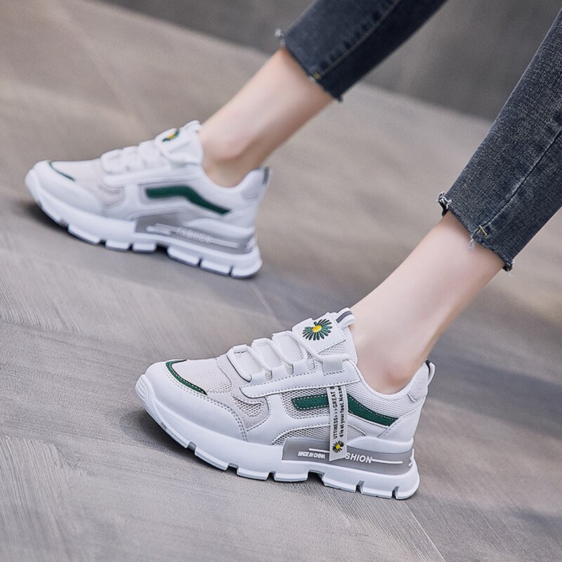 Tenis Femenino de malla transpirable para mujer, zapatillas de deporte blancas de fondo grueso y suave, deportivas para Fitness, novedad de