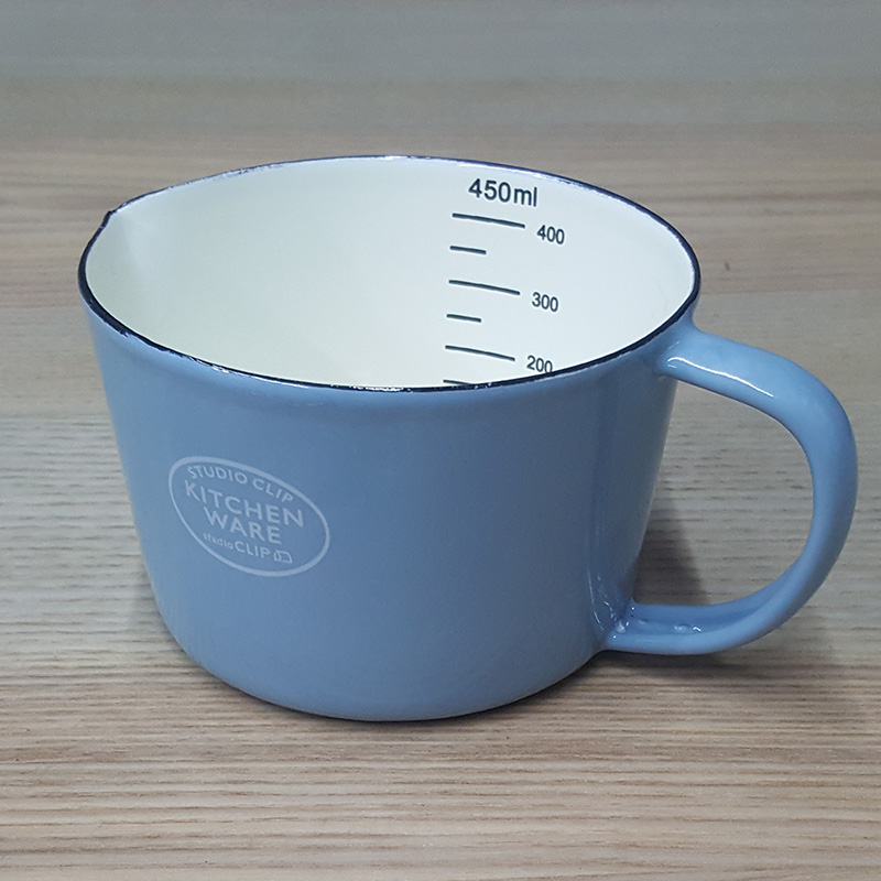 Emaljmätkopp med skalmjölkburk kaffekopp vattenkopp