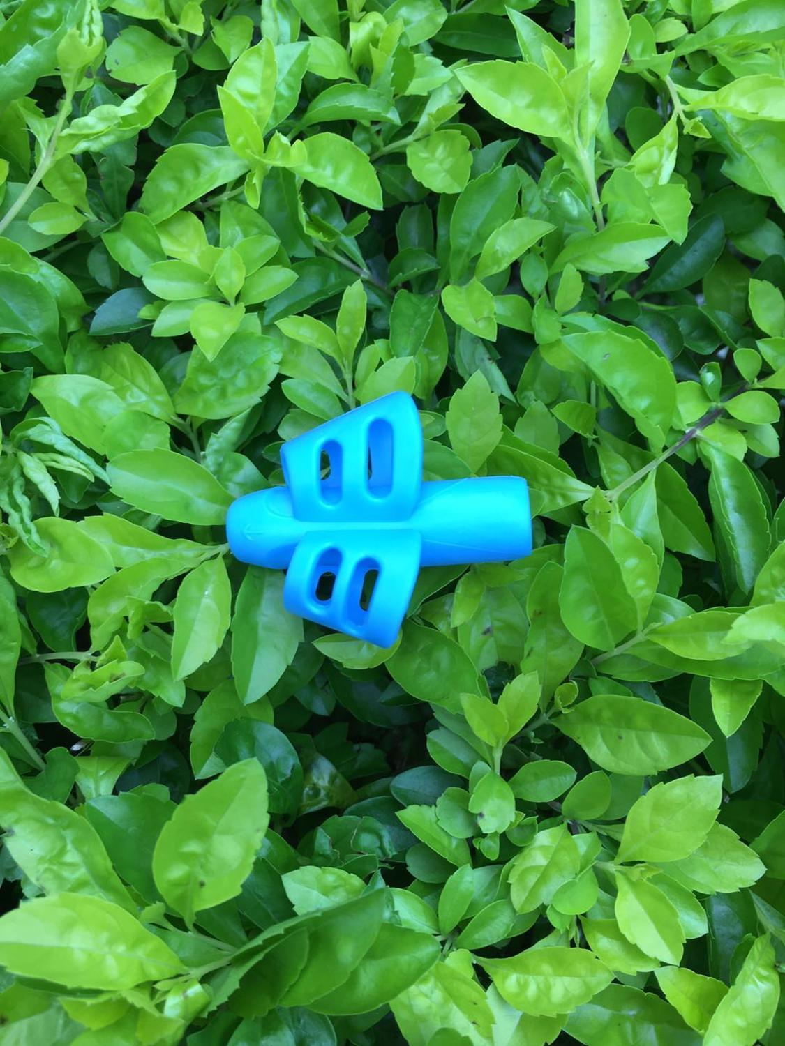 genuine two-finger TPR pencil holder pen holder sleeve writing learning correction tool pen holding corrector holder sleeve: Blue(two-finger)